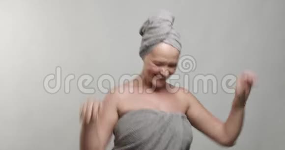 女人洗完澡跳舞微笑视频的预览图