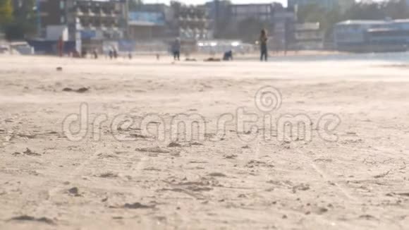 一个沿海小镇海滩上的沙尘暴视频的预览图