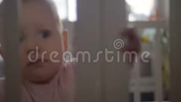 可爱的婴儿床上的可爱小女孩视频的预览图