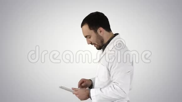 男性医生行走和使用数字平板在梯度背景下的肖像视频的预览图