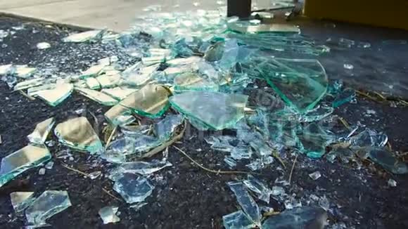 地板上的碎玻璃碎片视频的预览图