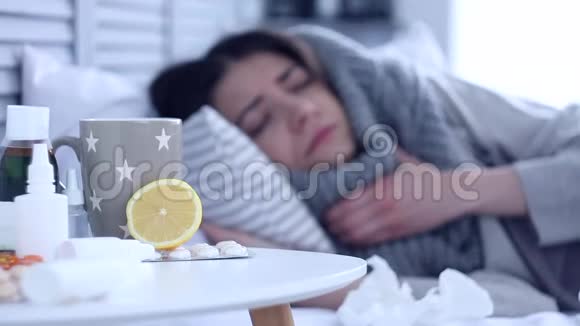 病妇躺在灰卧室患流感视频的预览图
