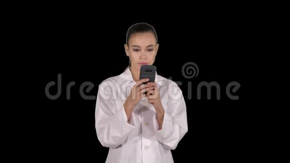 活泼可爱的年轻女医生边走边打电话阿尔法频道视频的预览图