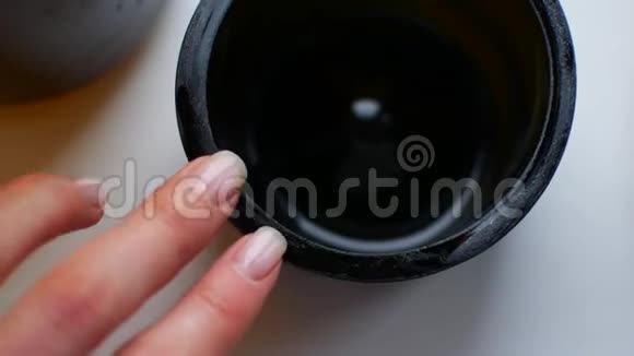 手握陶瓷手工制作的杯子视频的预览图