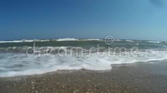 浅水中的海浪靠近海滩视频的预览图