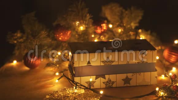 上景木制棕色桌子上面装饰着圣诞用品和花环红色的圣诞灯视频的预览图
