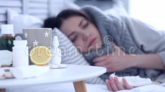 病妇躺在灰卧室患流感视频的预览图