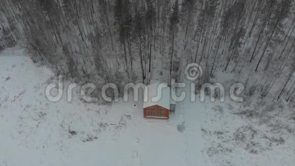 冬季森林附近的大型木屋的鸟瞰图库存国家生活视频的预览图