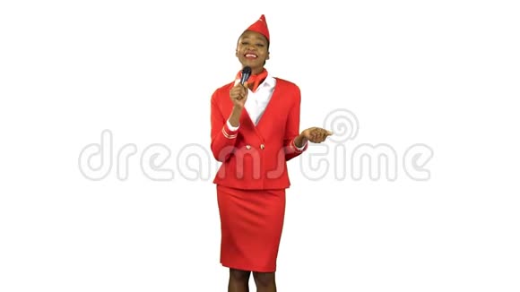 穿着红色西装唱歌的非裔美国空姐阿尔法通道视频的预览图