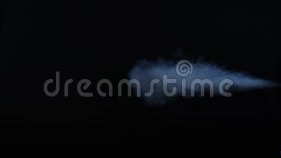 白烟充满了黑暗的空间白色神秘迷雾视频的预览图