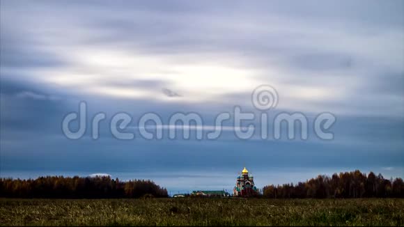 移动的云彩和俄罗斯中部的东正教视频的预览图