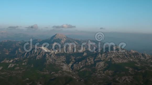 在岩石山上的空中景色视频的预览图