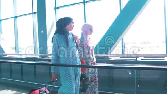 两名穆斯林妇女在火车站旅行视频的预览图