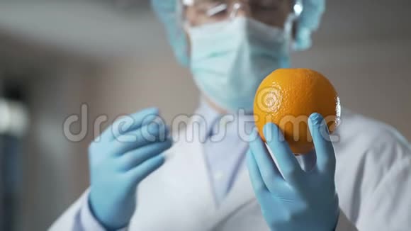 医生将血清注射到橙色中向客户展示吸脂过程视频的预览图