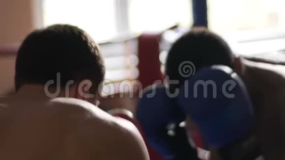 男拳击手打拳击比赛前训练练习技巧视频的预览图
