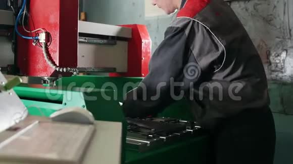 在工厂工作的工人在机器上旋转螺母视频的预览图