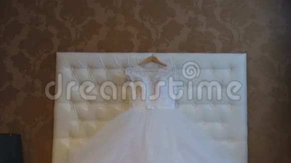 床上的婚纱视频的预览图