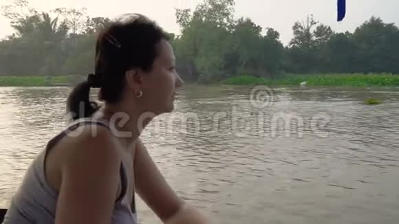 女人坐船旅行视频的预览图