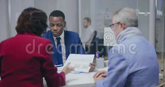 非裔美国男性银行职员告诉老年夫妇视频的预览图