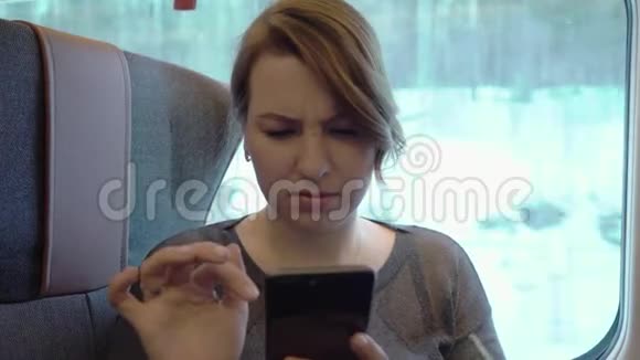 年轻女孩使用智能手机上网火车乘客视频的预览图