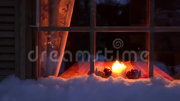 夜窗中的圣诞蜡烛视频的预览图