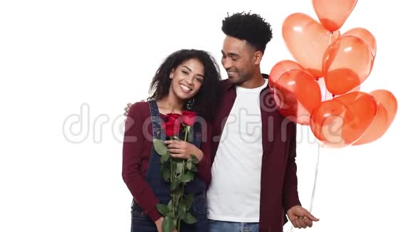 慢动作的年轻非裔美国人在生日或周年纪念日用玫瑰和心脏气球给他的女朋友惊喜视频的预览图