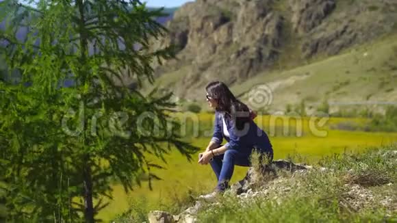 年轻美丽的女旅行者在山上放松4千克视频的预览图