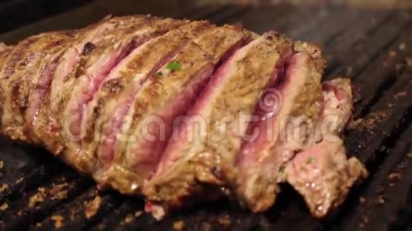 烤架上有牛肉牛排烹饪开胃肉在烤烟烧烤视频的预览图