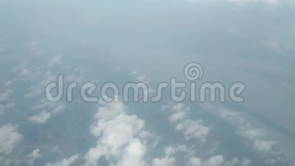 在孟加拉国雾蒙蒙的天气里飞越云层视频的预览图