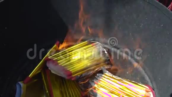 新春祭祖烧纸黄金视频的预览图