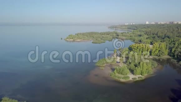 以湖泊河流城市全景为背景的宁静景观鸟瞰视频的预览图