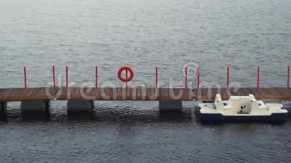 一艘停泊在水上的船视频的预览图
