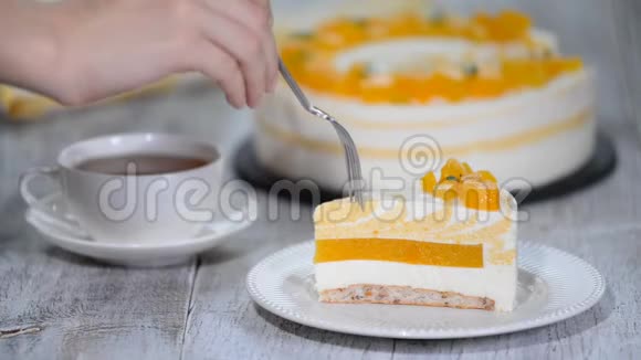 桃子慕斯蛋糕配桃子视频的预览图