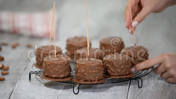 烹饪过程美味的迷你蛋糕法式蛋糕里面有焦糖和坚果视频的预览图
