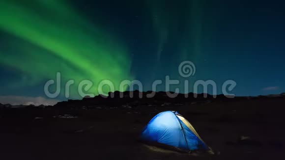 北极光背景下的旅游帐篷北极光视频的预览图