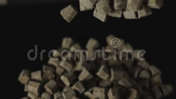 巧克力颗粒用于制作糖果松饼杏仁饼蛋糕馅饼甜点在黑色背景视频的预览图