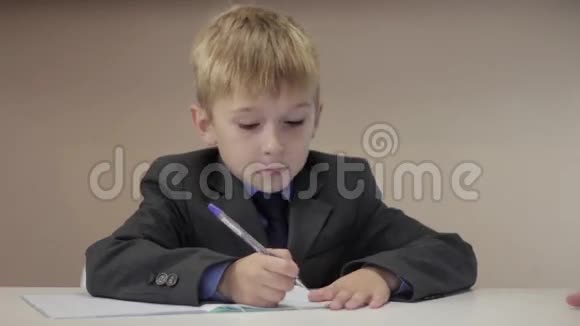 老师帮助男孩写作视频的预览图