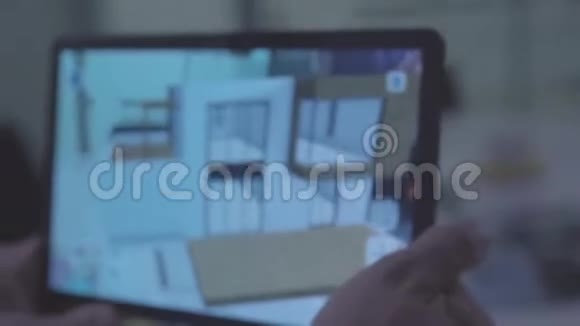 特写双手拿着一块平板电脑上面有房屋设计程序并查看房屋外部的细节库存设计视频的预览图