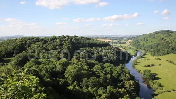 美丽的英国乡村在赫里福德郡和格洛斯特郡之间的怀伊山谷和怀伊河视频的预览图