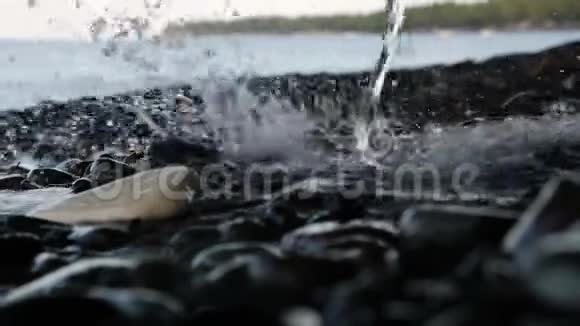 水流倒在石头上视频的预览图