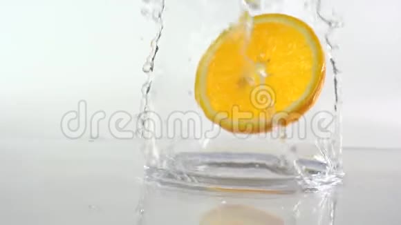在水中切割橙色视频的预览图