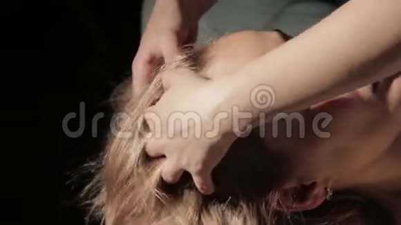 金发女人在水疗中心做头部按摩东方医学康塞普特泰按摩视频的预览图