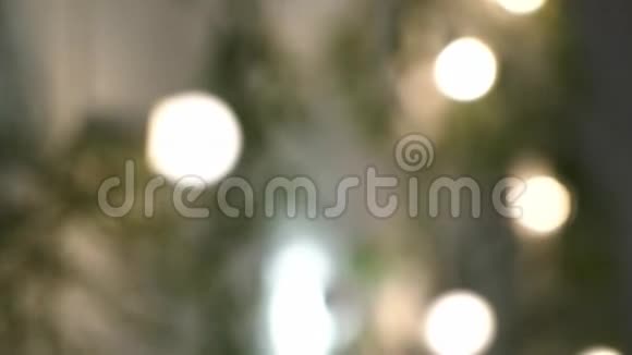 在白砖墙上用杉木悬挂装饰的室内串灯视频的预览图