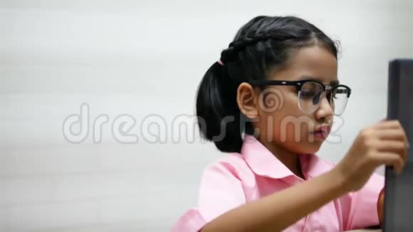 小女孩戴眼镜玩圆杯视频的预览图