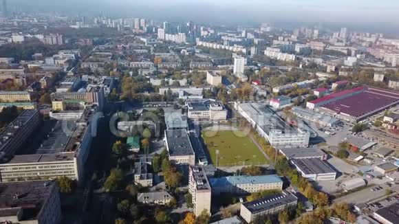 市中心有足球场的城市鸟瞰图城市景观视频的预览图