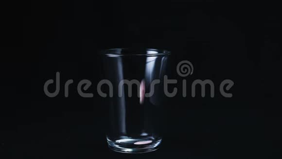 用草莓奶昔填充干净的玻璃框架孤立于黑色视频的预览图