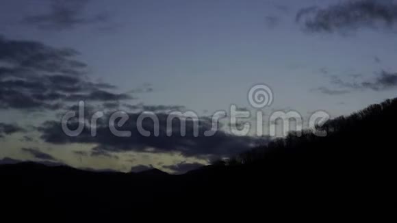 红色的太阳盘唤醒了黎明在美丽的山丘上的多云的波浪电动金属塔4k30fps时间流逝秋天的早晨视频的预览图