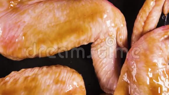表面腌制的鸡翅旋转俯视图视频的预览图