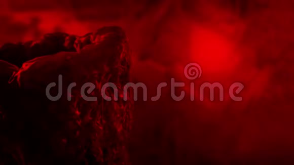 带着烟雾在红光中穿过外星豆荚视频的预览图