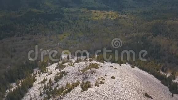 落基山在混合的森林上散布着白色的石头剪辑俄罗斯景观鸟瞰图视频的预览图